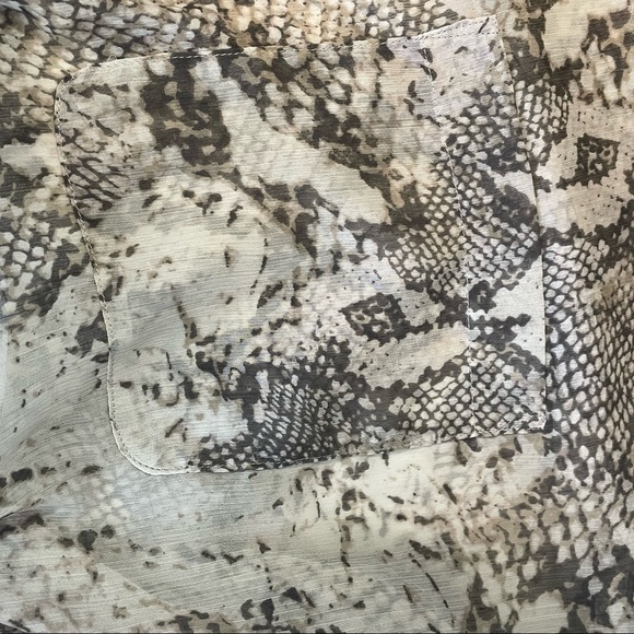 French Connection Danae Crinkle Snake Print Twist Front Top - Picture 6 of 10